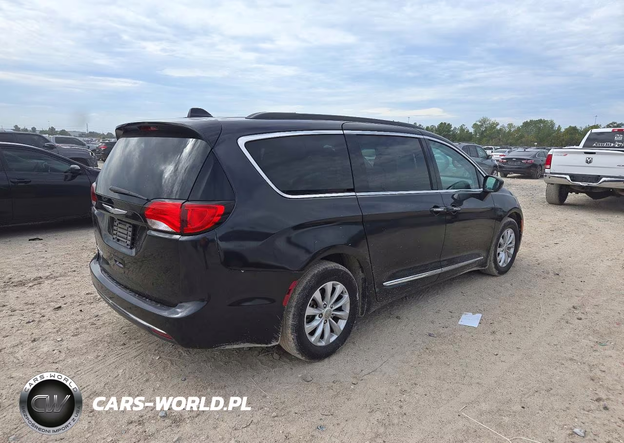 2017 Chrysler Pacifica Touring L VIN:2C4RC1BG0HR691921 - 3