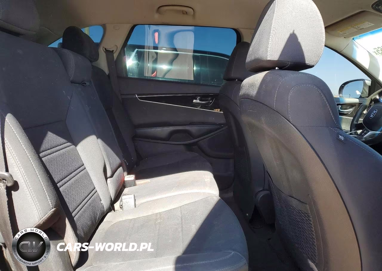 2019 Kia Sorento L VIN:5XYPG4A36KG508996 - 11