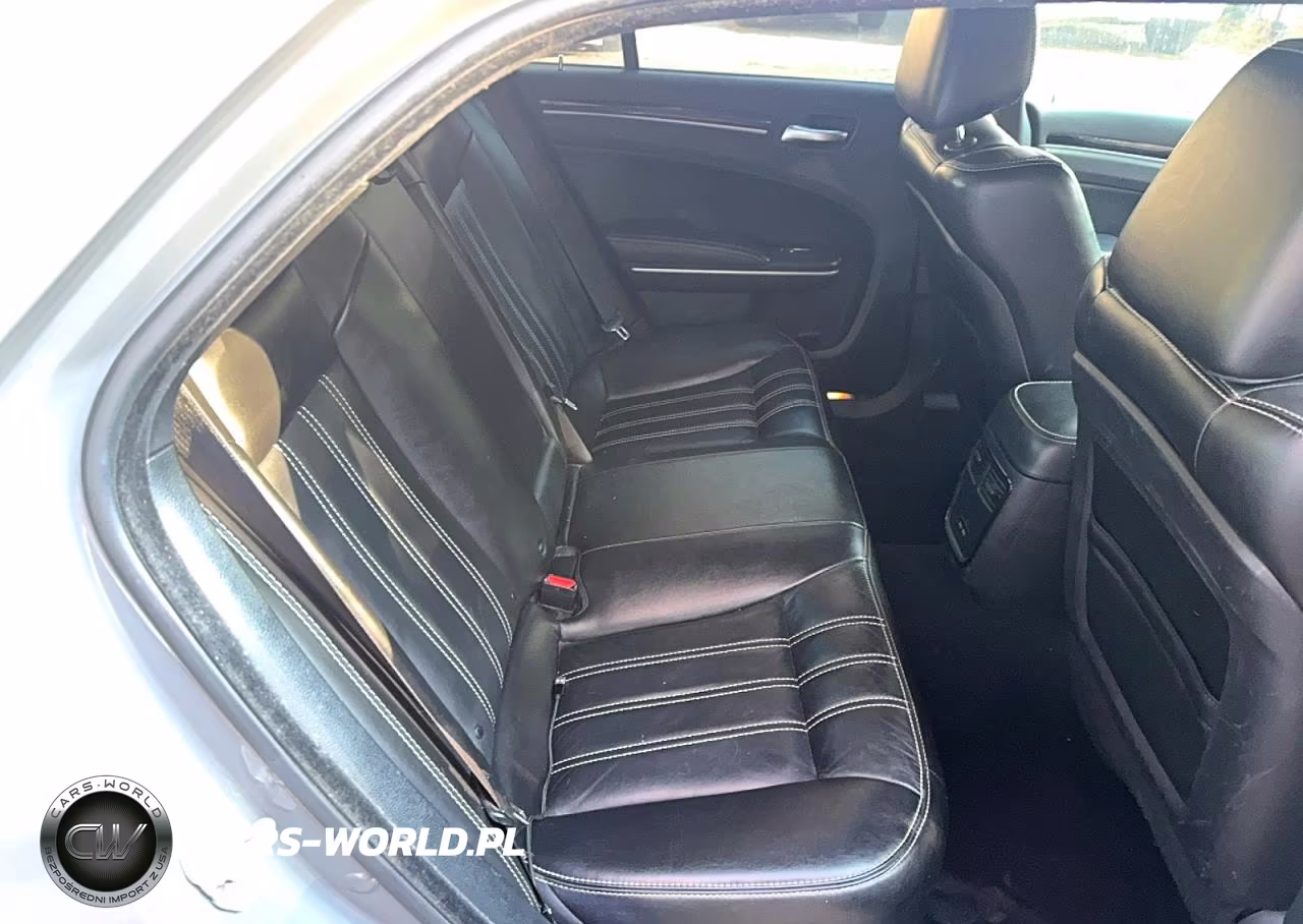 2019 Chrysler 300 S VIN:2C3CCABG7KH637281 - 6