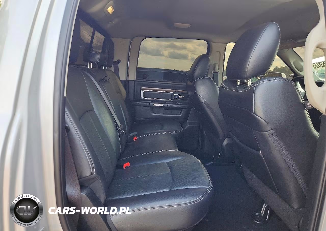 2018 Ram 2500 Laramie VIN:3C6UR5FL7JG253956 - 10