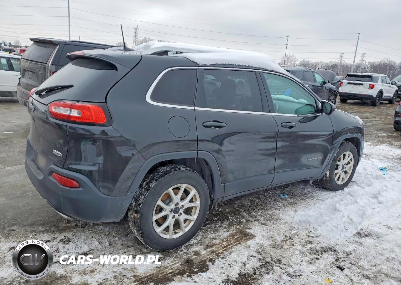 2016 Jeep Cherokee Latitude VIN:1C4PJMCS3GW294419 - 3