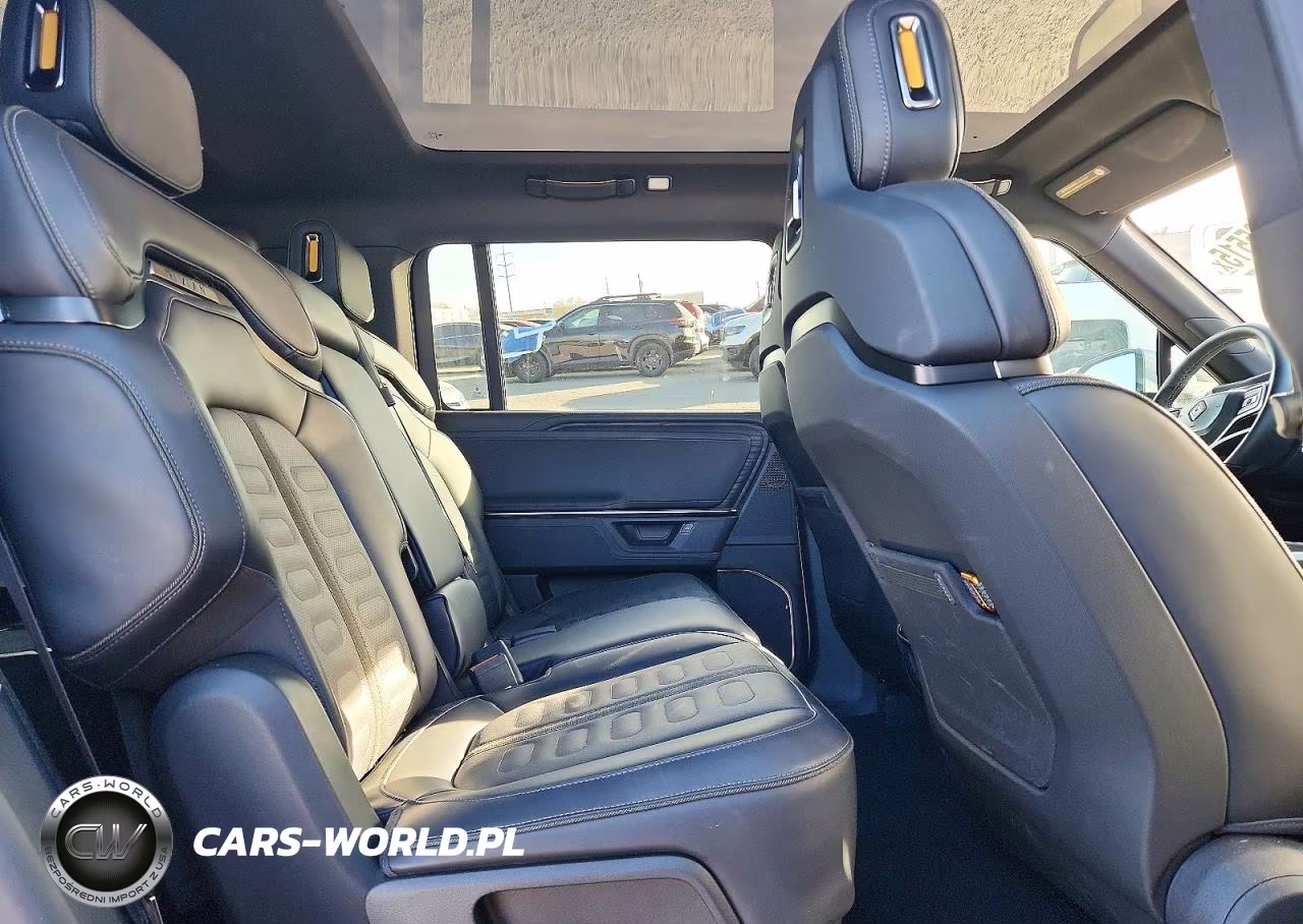 2025 Rivian R1S Adventure VIN:7PDSGBBA1SN064469 - 10
