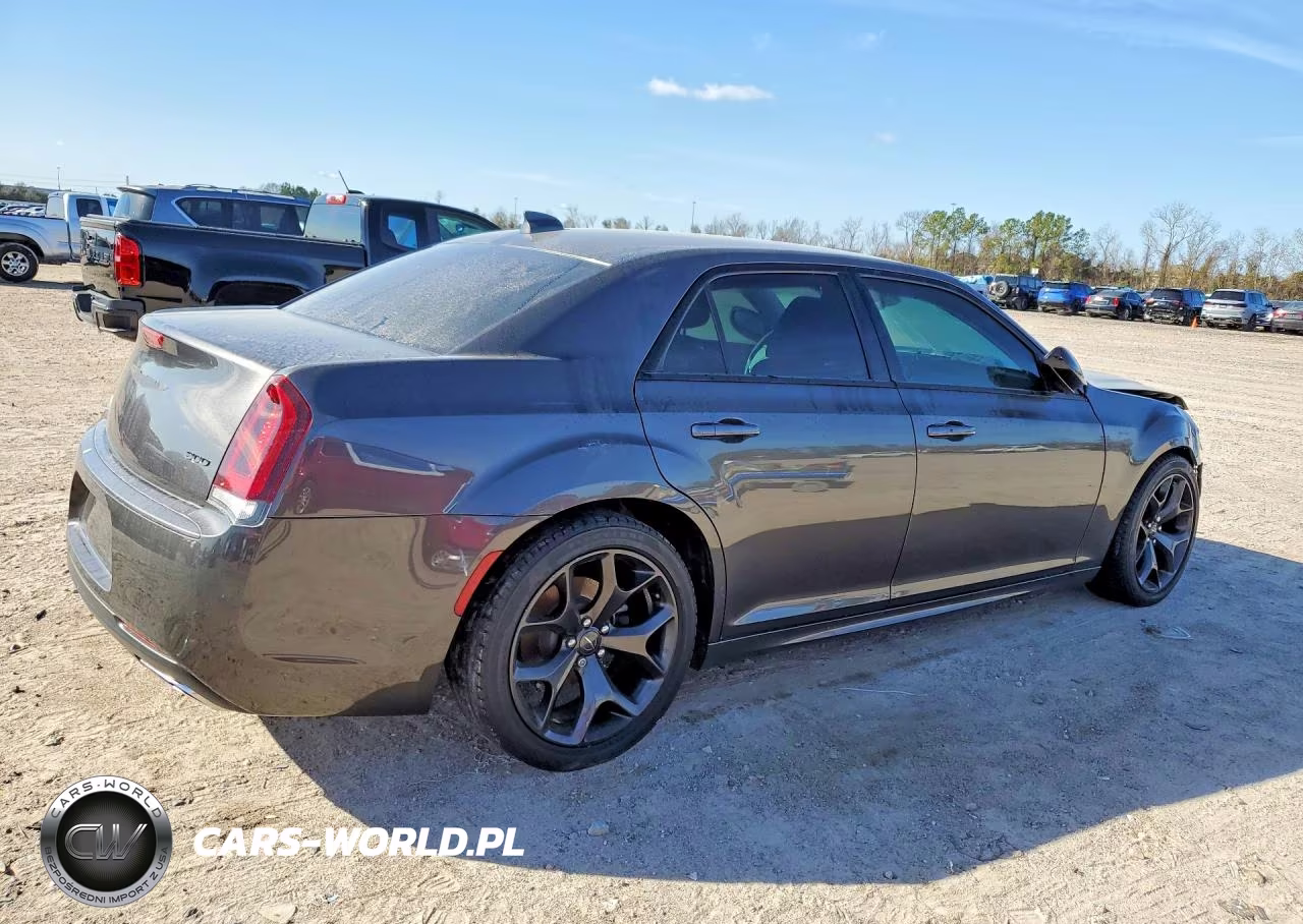 2020 Chrysler 300 Touring VIN:2C3CCAAG2LH201067 - 3
