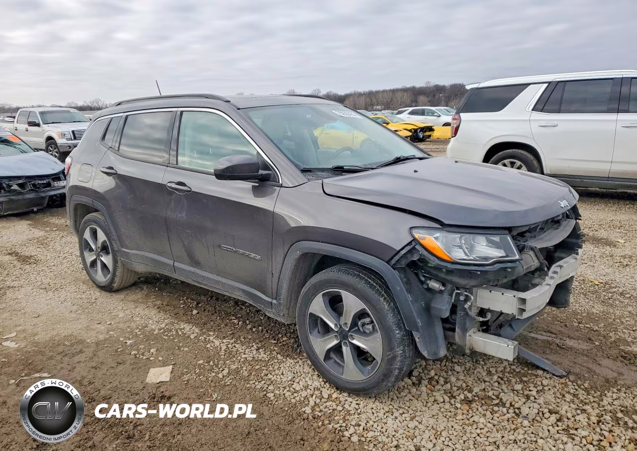 2018 Jeep Compass Latitude VIN:3C4NJCBB1JT182122 - 4