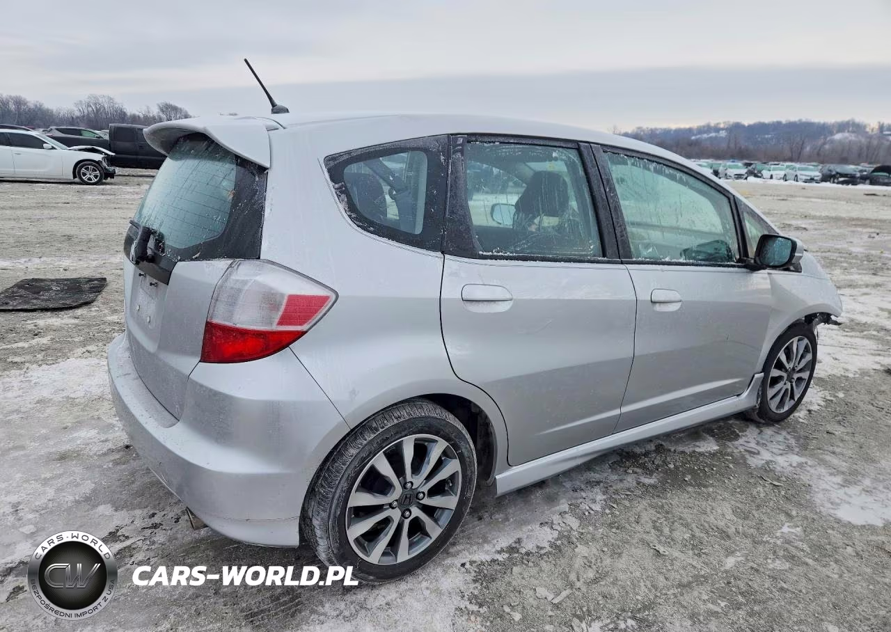 2013 Honda Fit Sport VIN:JHMGE8H5XDC010987 - 3