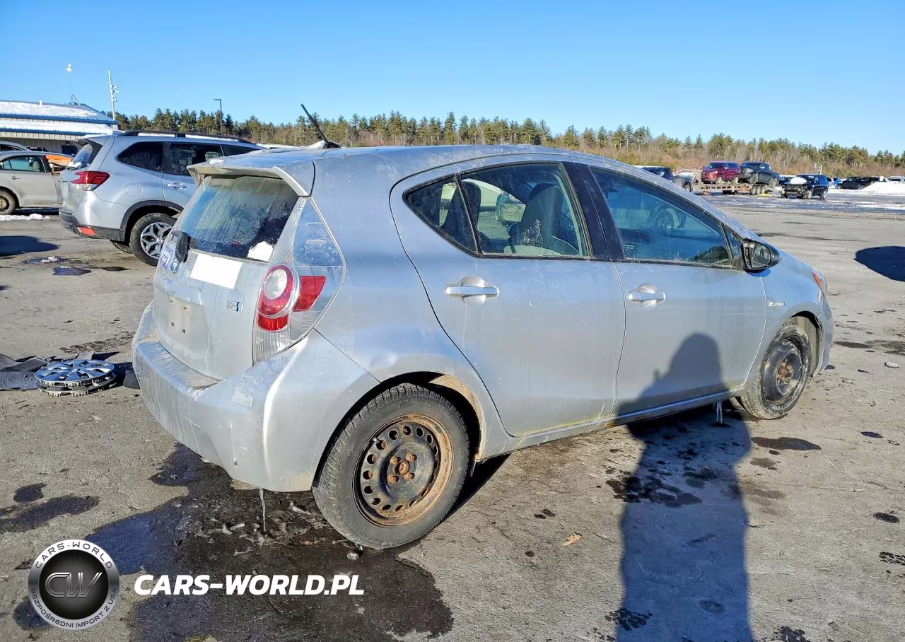 2014 Toyota Prius C VIN:JTDKDTB39E1566438 - 3
