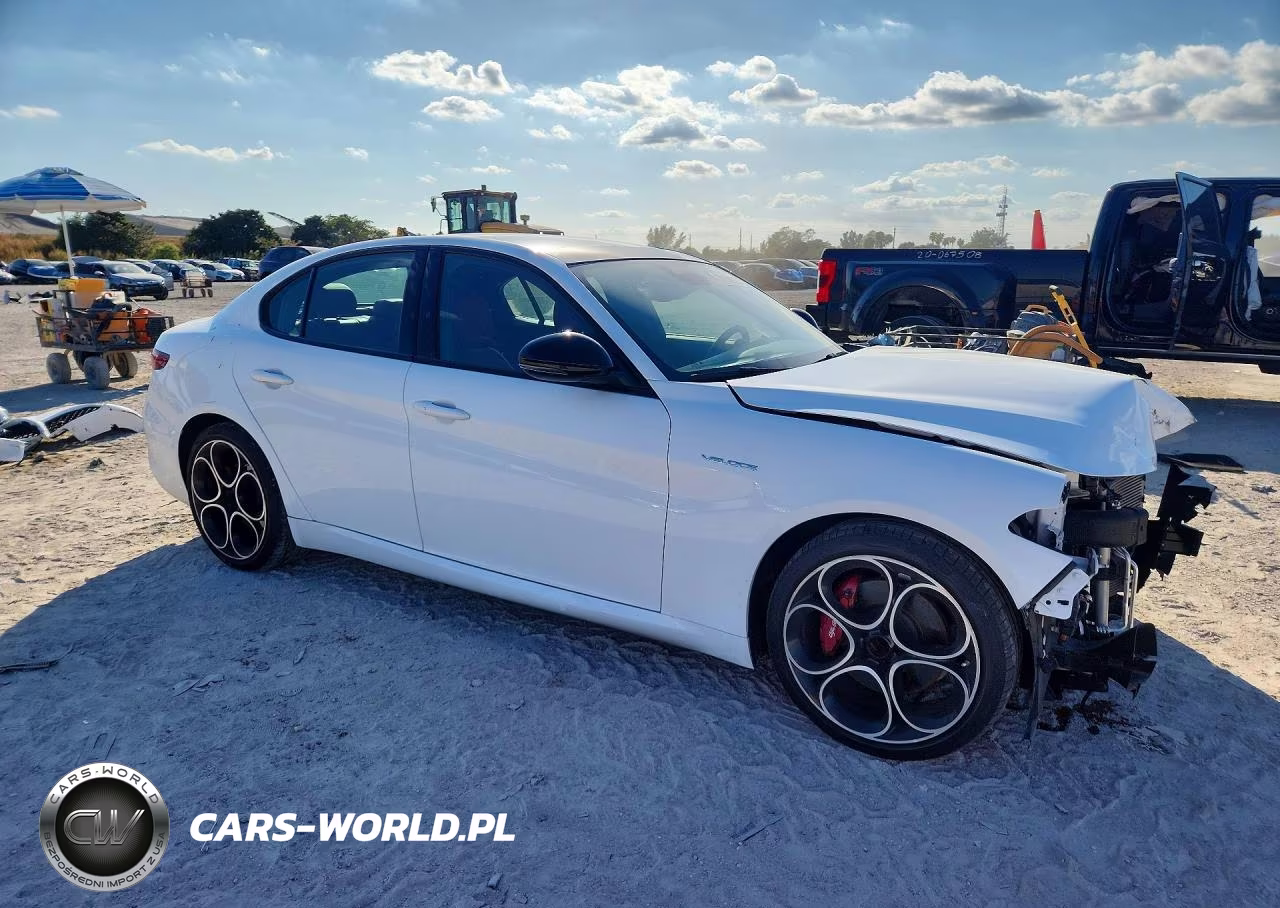 2023 Alfa Romeo Giulia Ti VIN:ZARFAMBN6P7669663 - 4