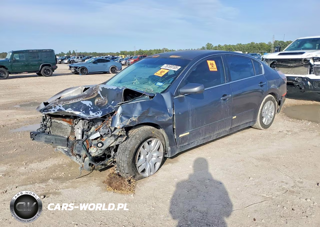 2010 Niss Altima Base