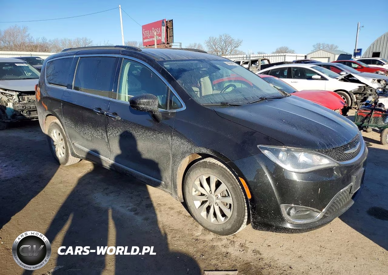 2017 Chrysler Pacifica Touring L VIN:2C4RC1BGXHR571964 - 4