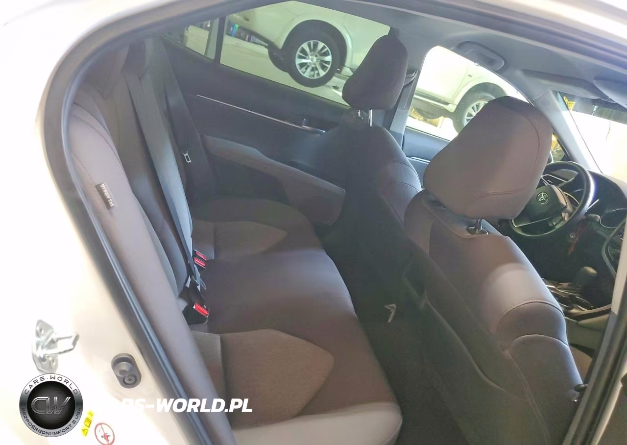 2018 Toyota Camry Le VIN:JTNB11HK8J3043059 - 10