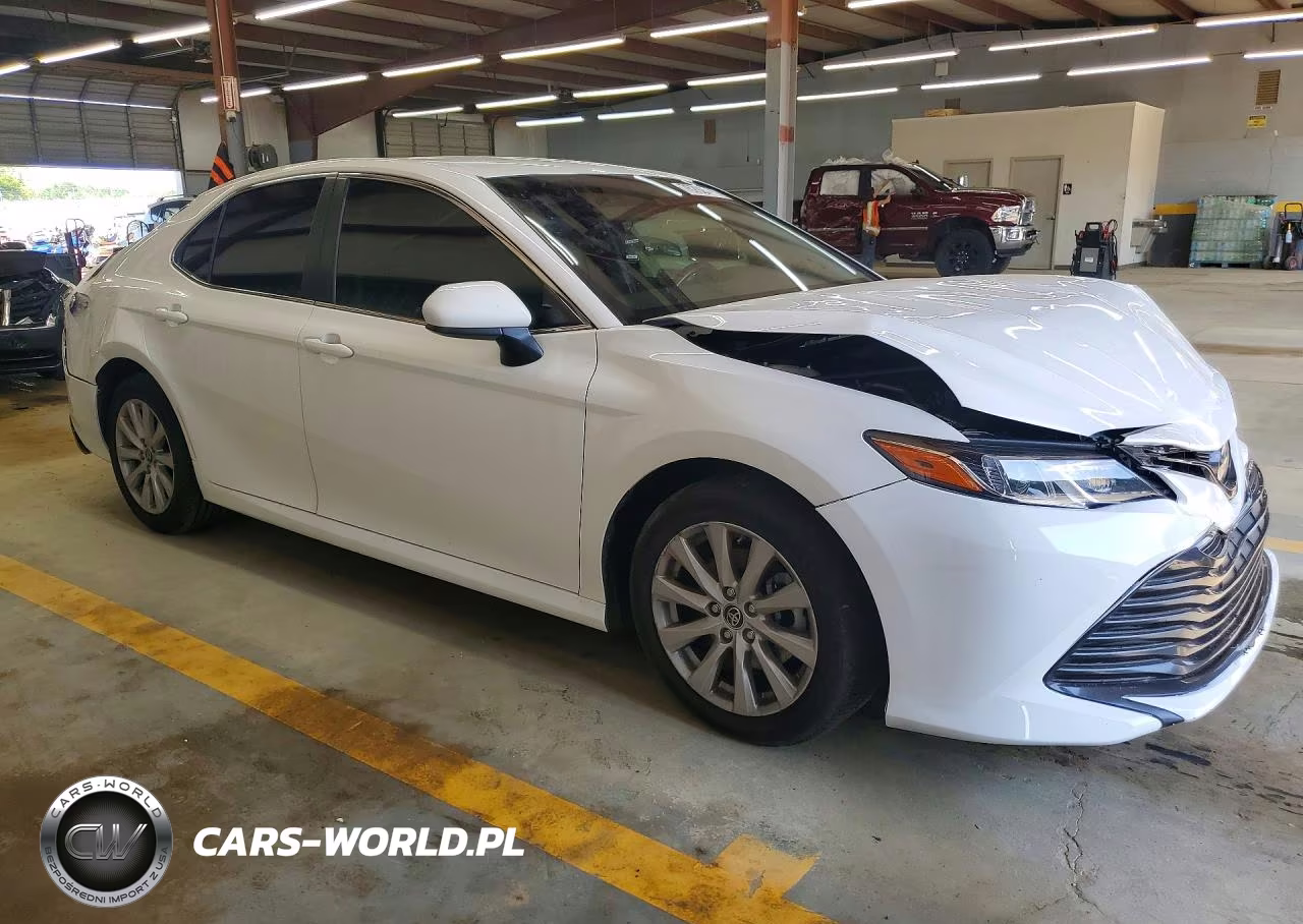 2018 Toyota Camry Le VIN:JTNB11HK8J3043059 - 4