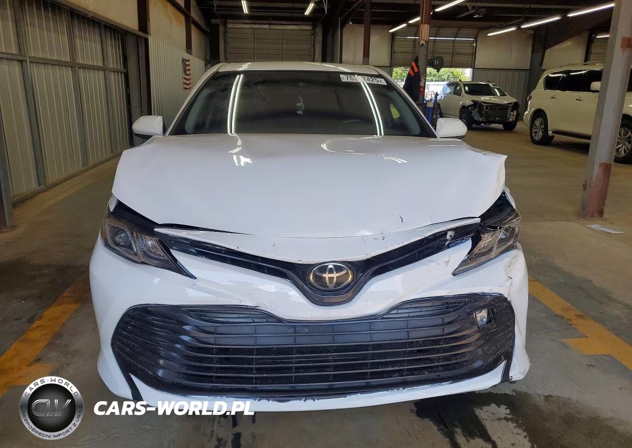 2018 Toyota Camry Le VIN:JTNB11HK8J3043059 - 5