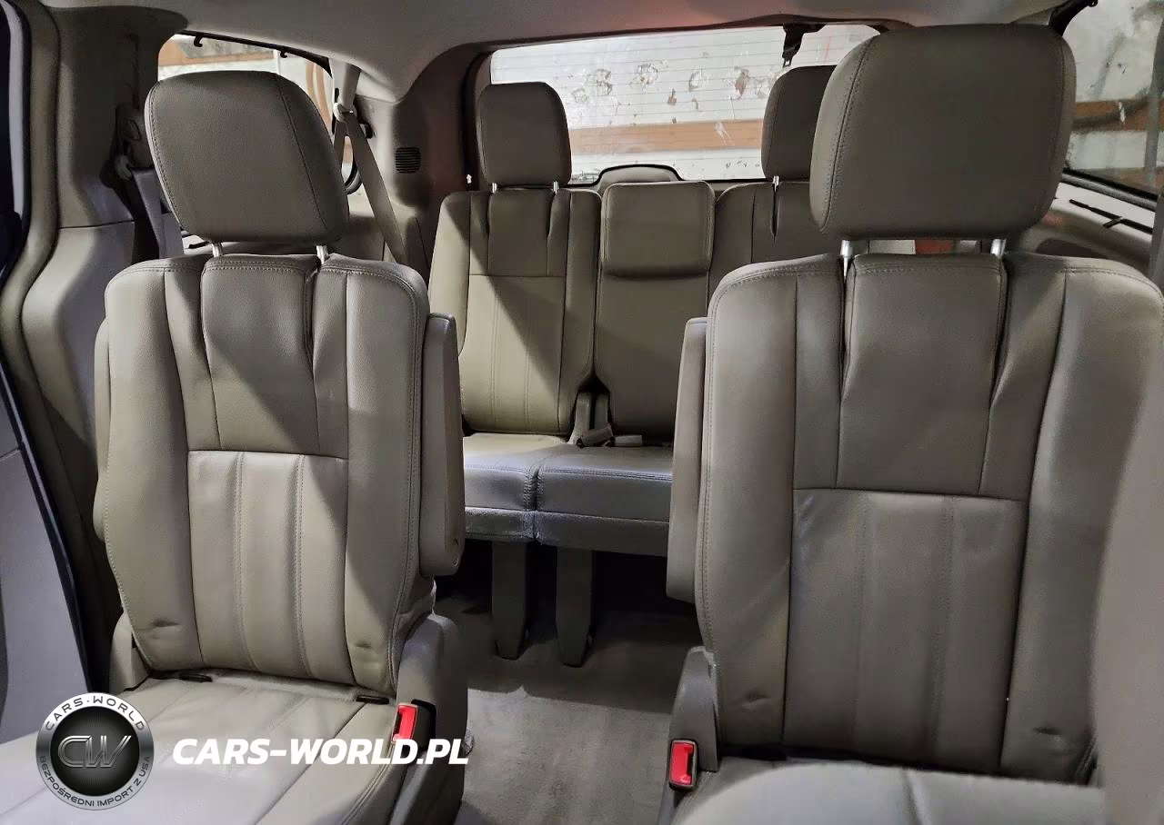2016 Chrysler Town & Country VIN:2C4RC1BG6GR120092 - 10