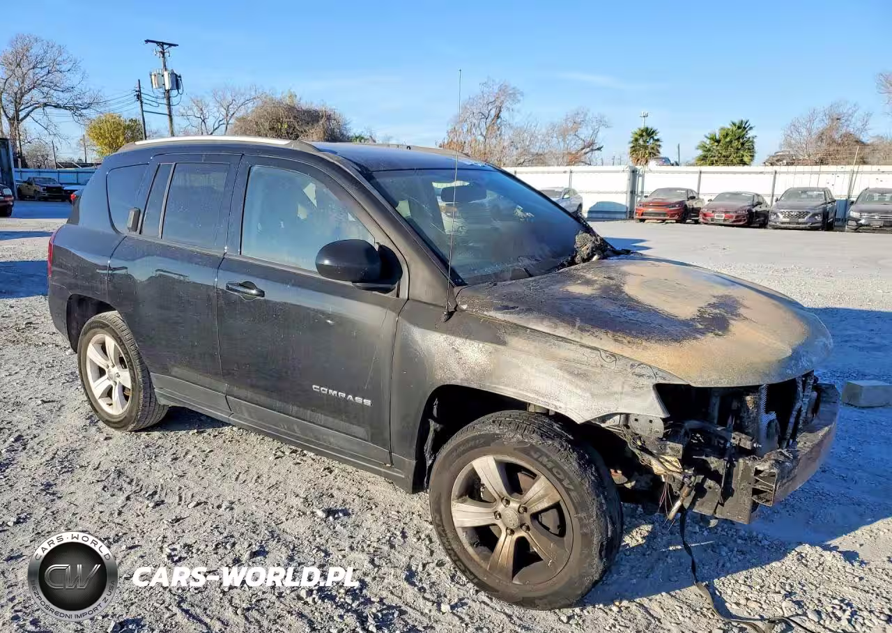 2016 Jeep Compass Latitude VIN:1C4NJDEB9GD674350 - 4