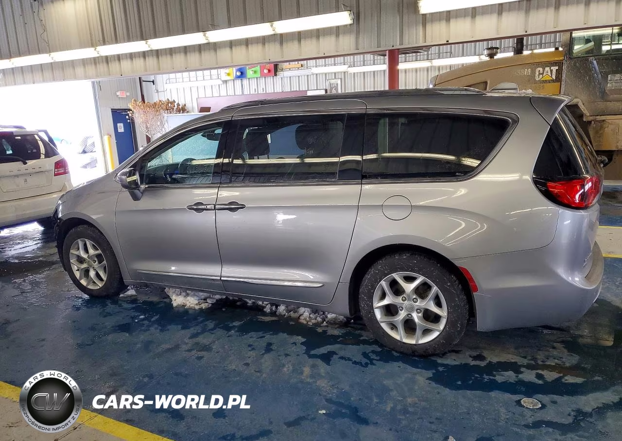 2018 Chrysler Pacifica Touring L Plus VIN:2C4RC1EG4JR131692 - 2