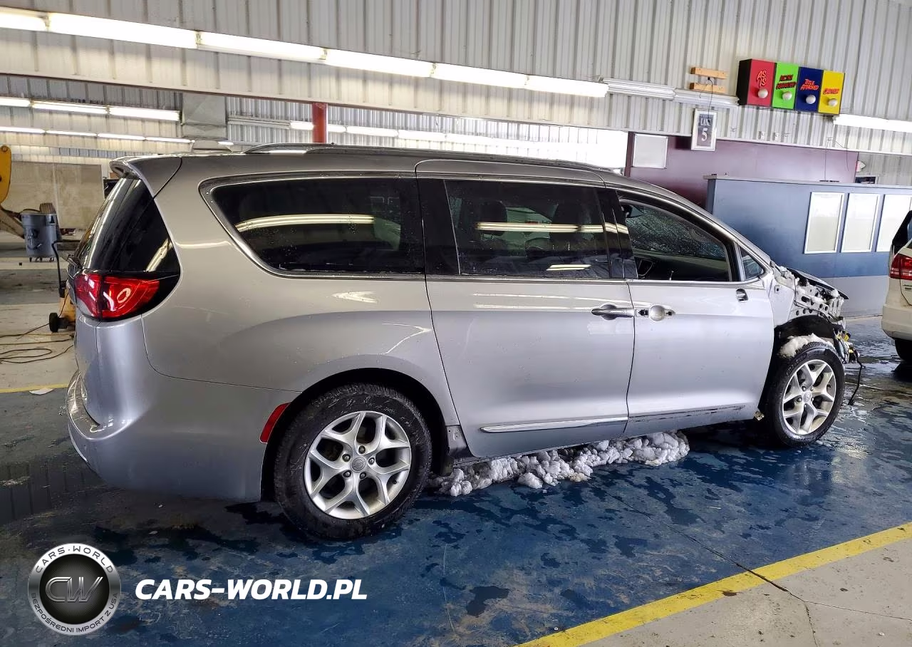 2018 Chrysler Pacifica Touring L Plus VIN:2C4RC1EG4JR131692 - 3