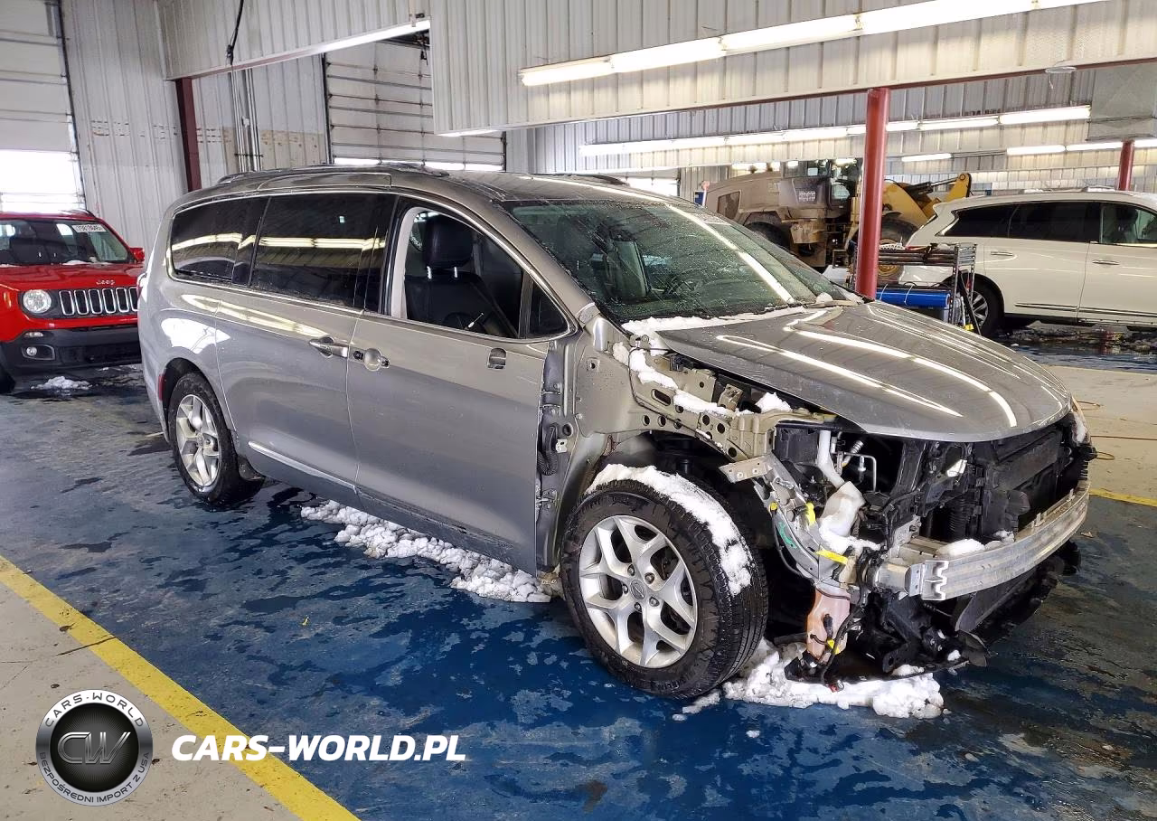 2018 Chrysler Pacifica Touring L Plus VIN:2C4RC1EG4JR131692 - 4