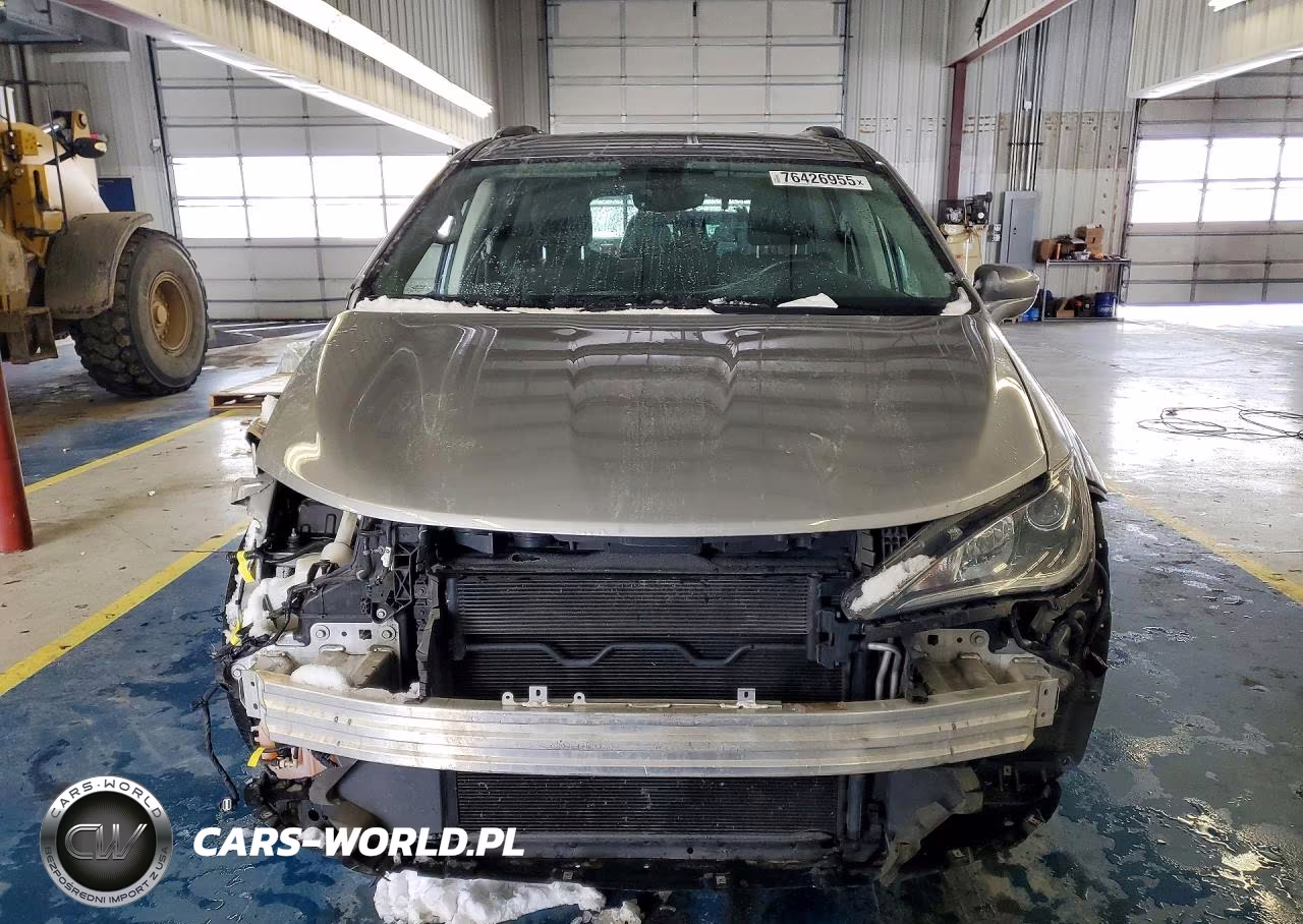 2018 Chrysler Pacifica Touring L Plus VIN:2C4RC1EG4JR131692 - 5