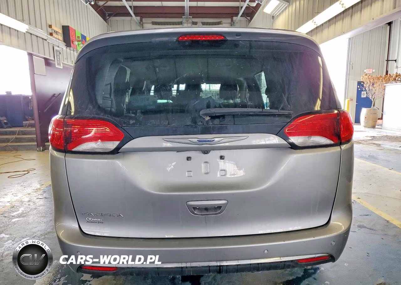 2018 Chrysler Pacifica Touring L Plus VIN:2C4RC1EG4JR131692 - 6