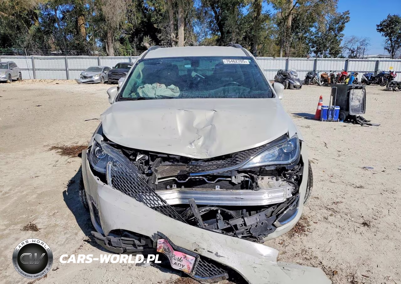 2019 Chrysler Pacifica Touring L Plus VIN:2C4RC1EG3KR615774 - 5