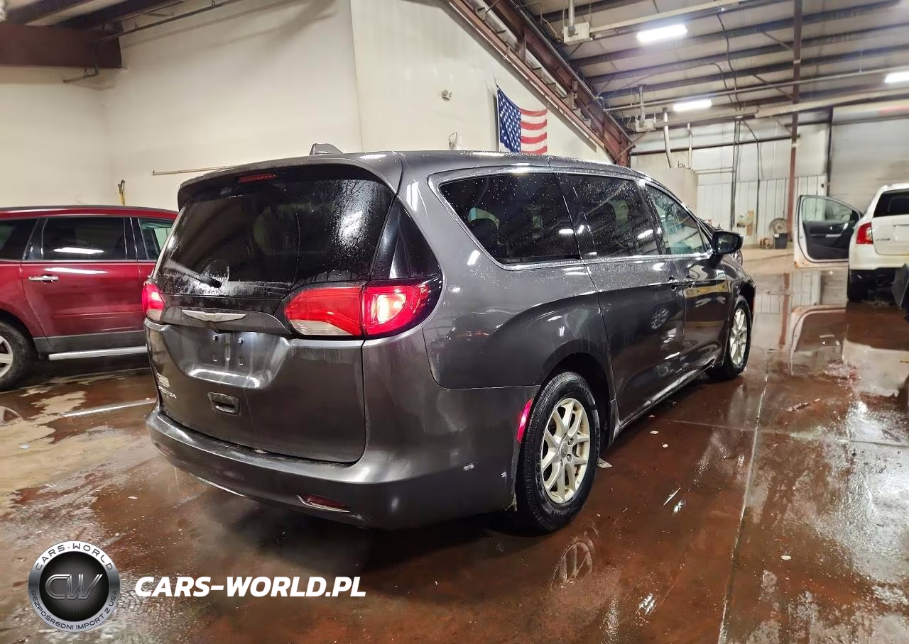 2017 Chrysler Pacifica Touring VIN:2C4RC1DG3HR759142 - 3