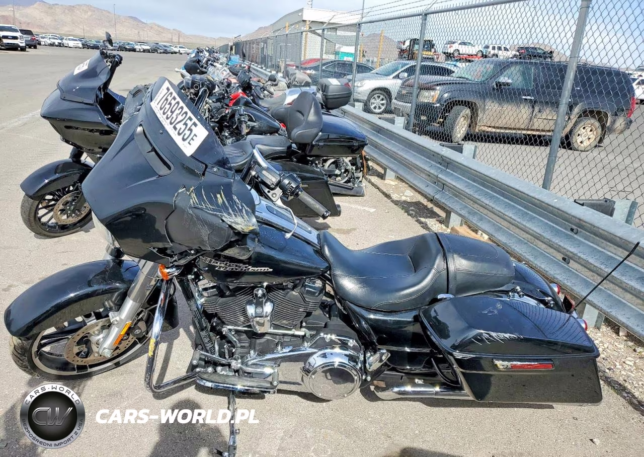 2017 Harley-Davidson Flhx Street Glide VIN:1HD1KBC33HB668213 - 3