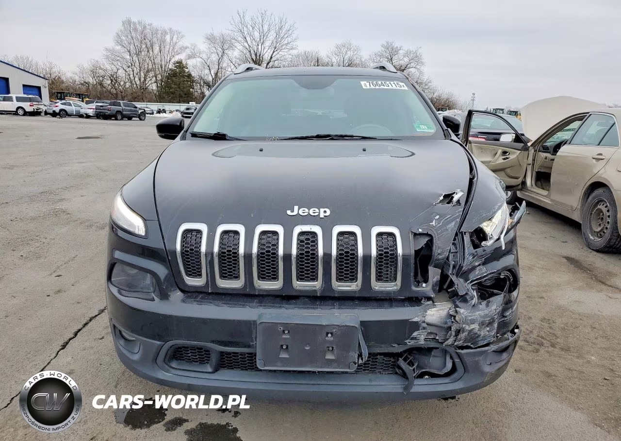 2017 Jeep Cherokee Latitude VIN:1C4PJMCS8HW597116 - 5