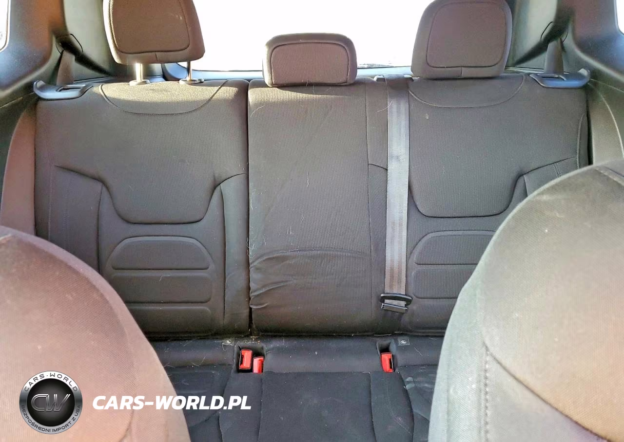 2018 Jeep Renegade Latitude VIN:ZACCJBBB8JPH67627 - 10