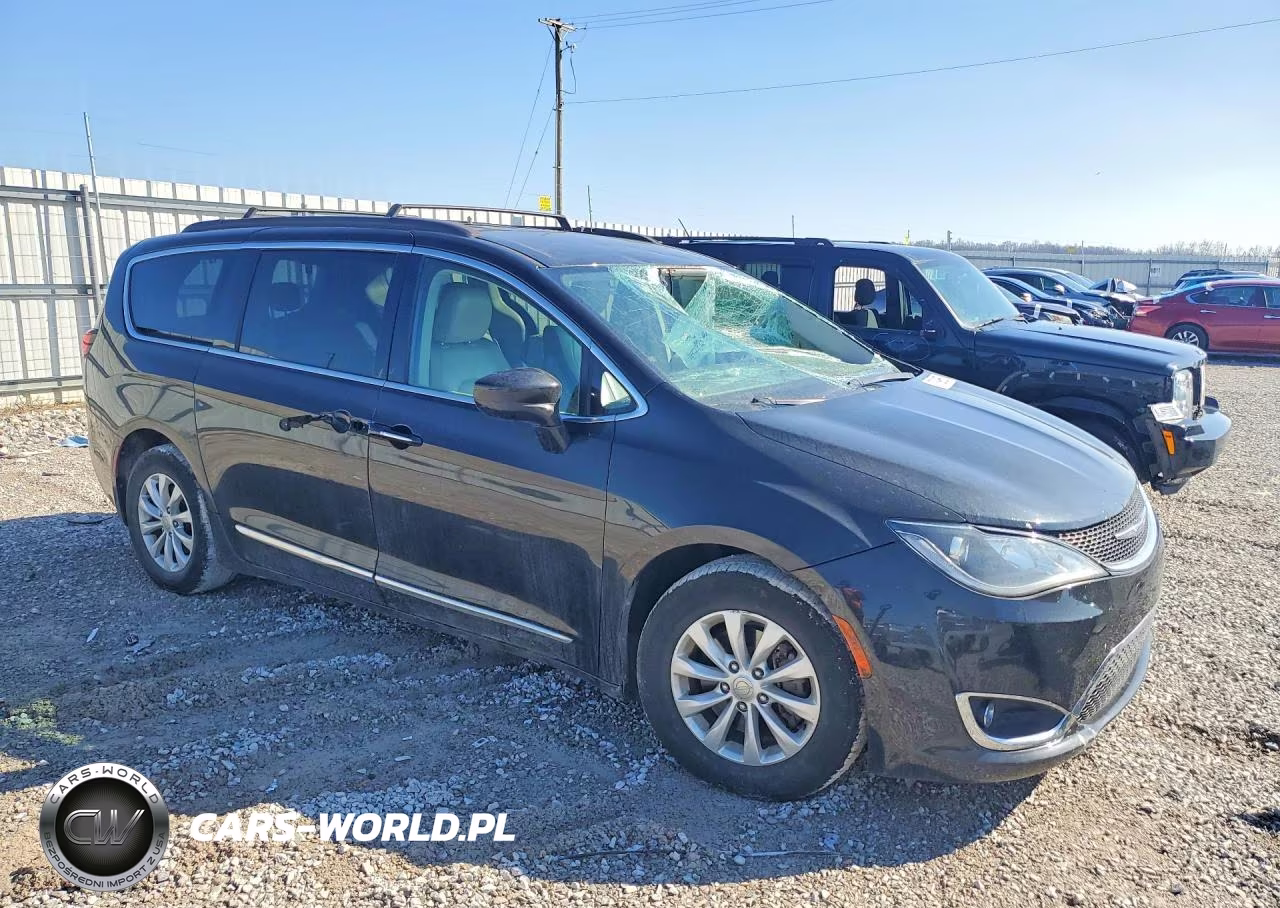 2017 Chrysler Pacifica Touring L VIN:2C4RC1BG5HR739008 - 4