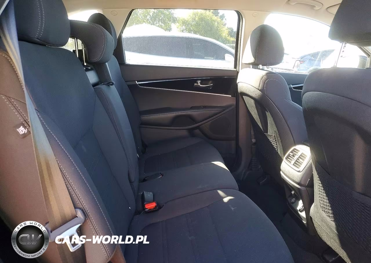 2019 Kia Sorento L VIN:5XYPG4A32KG511653 - 10
