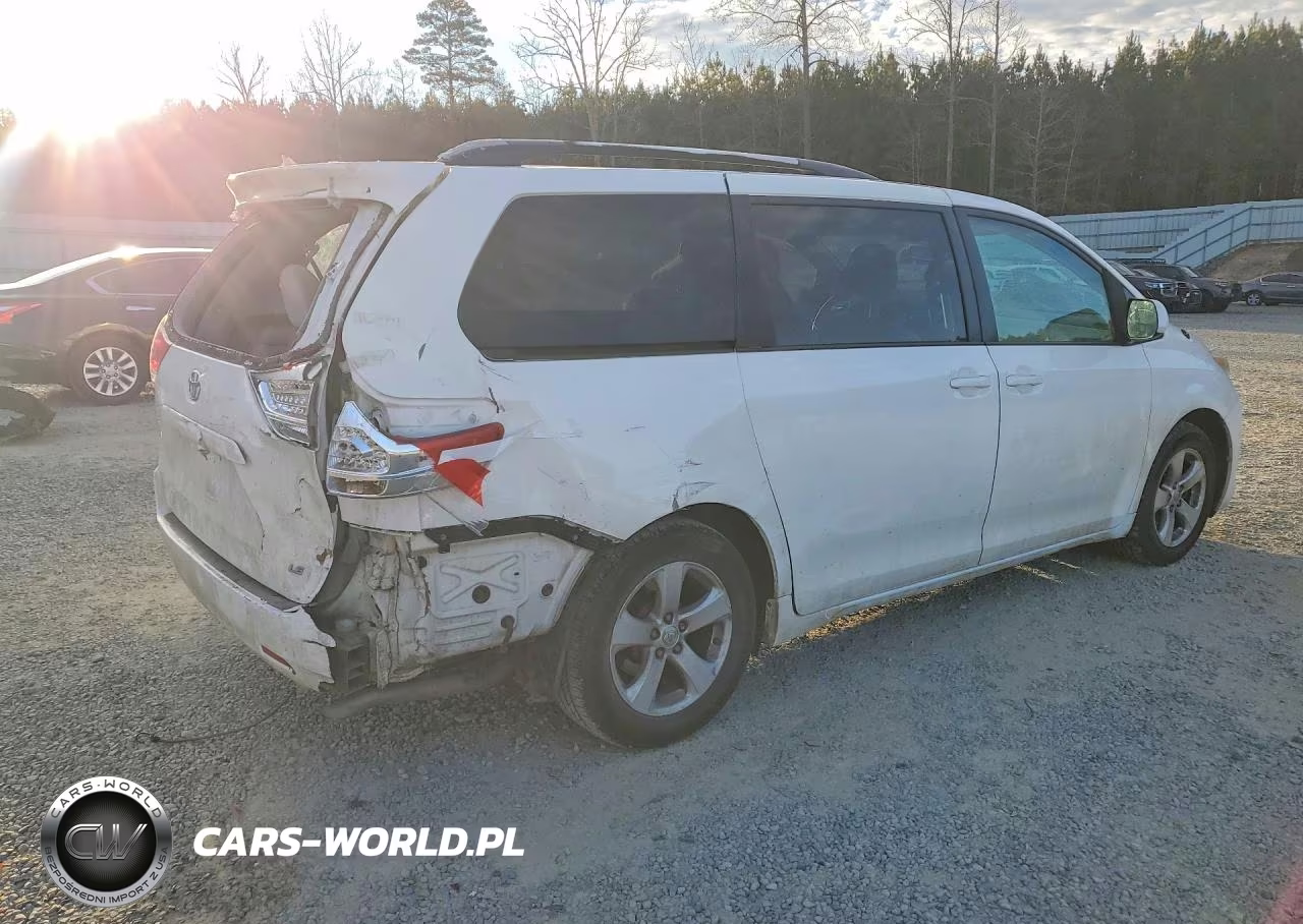 2013 Toyota Sienna Le VIN:5TDKK3DC6DS353676 - 3
