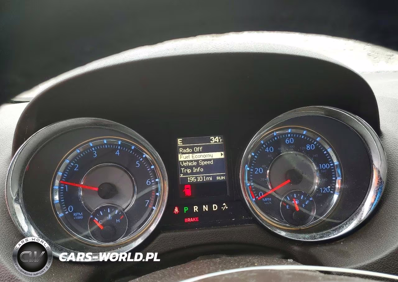 2015 Chrysler Town And Coun VIN:2C4RC1BGXFR538802 - 9