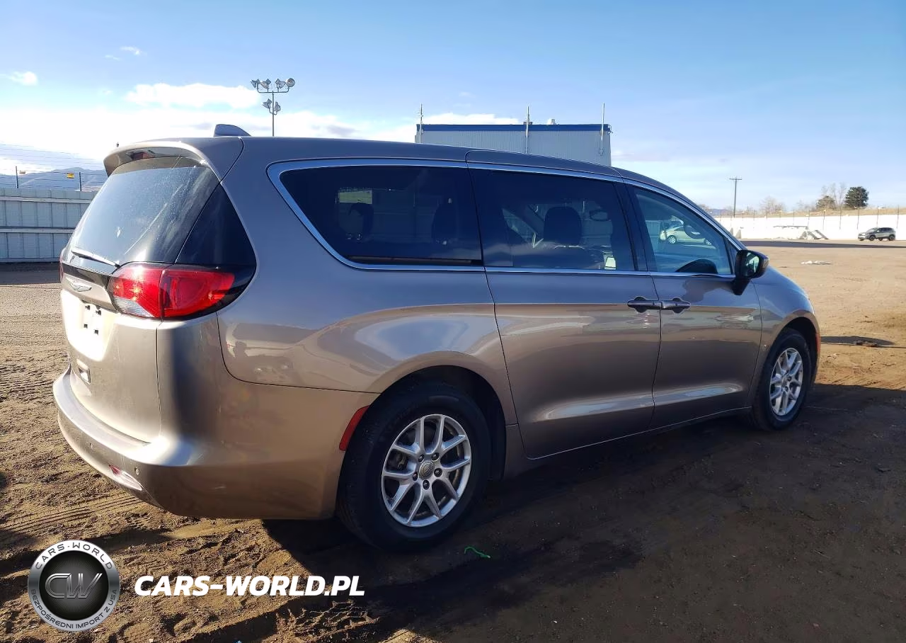 2017 Chrysler Pacifica Touring VIN:2C4RC1DG1HR832749 - 3
