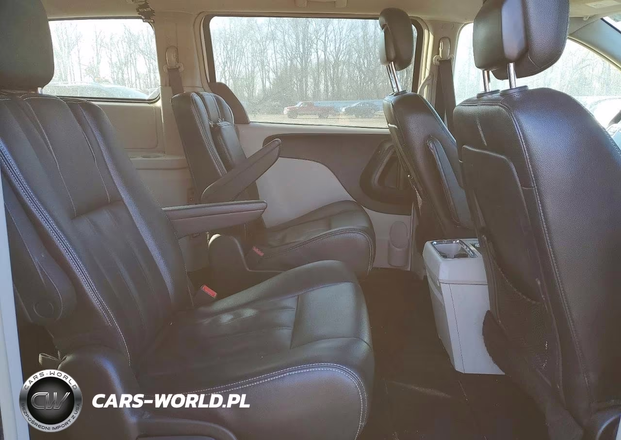 2016 Chrysler Town & Country Touring VIN:2C4RC1BG1GR173332 - 11
