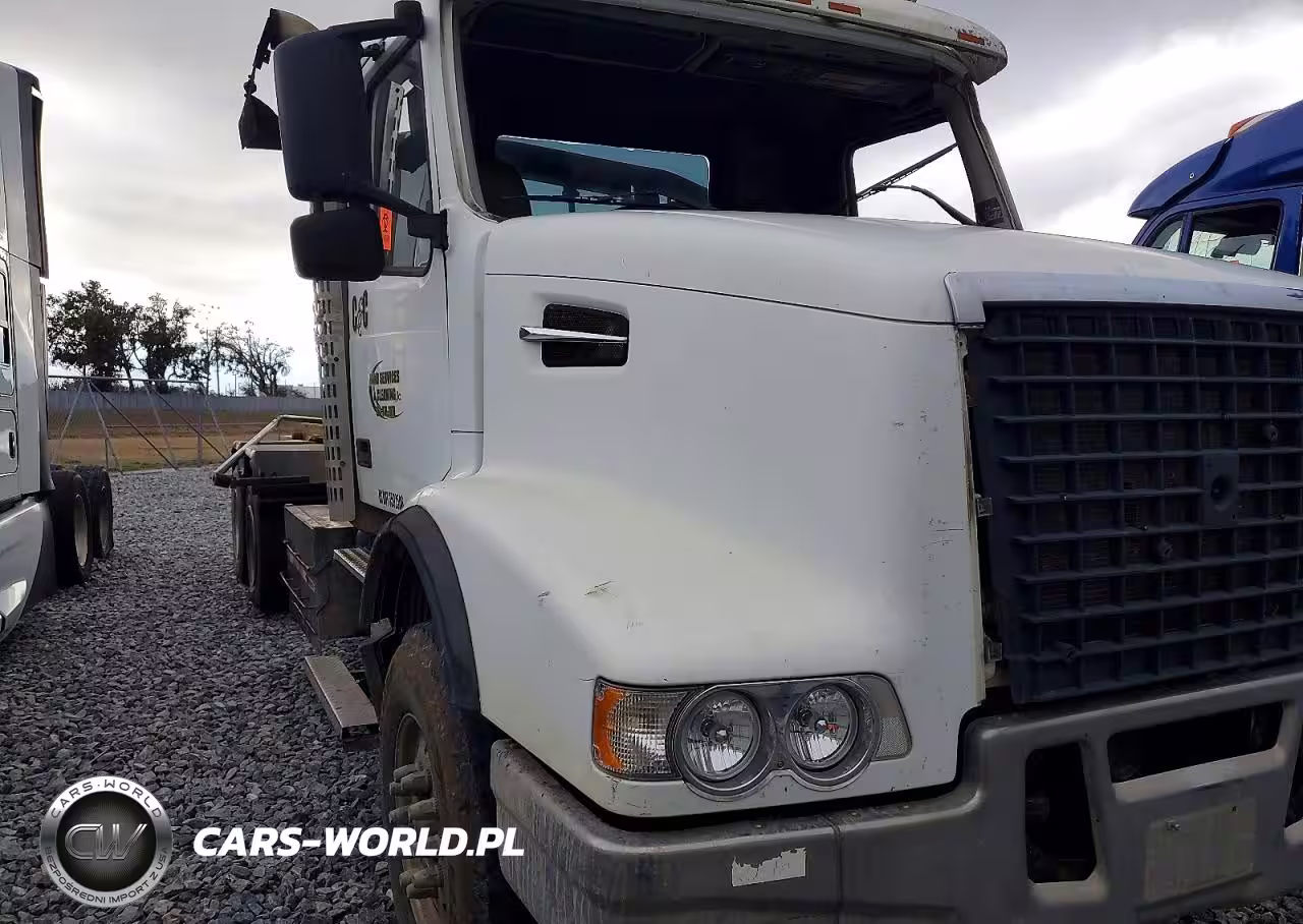 2005 Volvo Vhd Roll-Off Container Truck