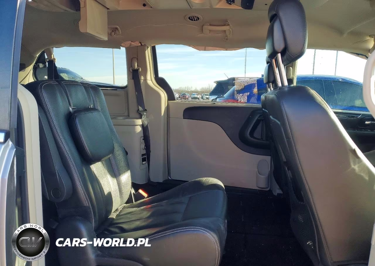 2016 Chrysler Town & Country Touring VIN:2C4RC1BG3GR128408 - 11