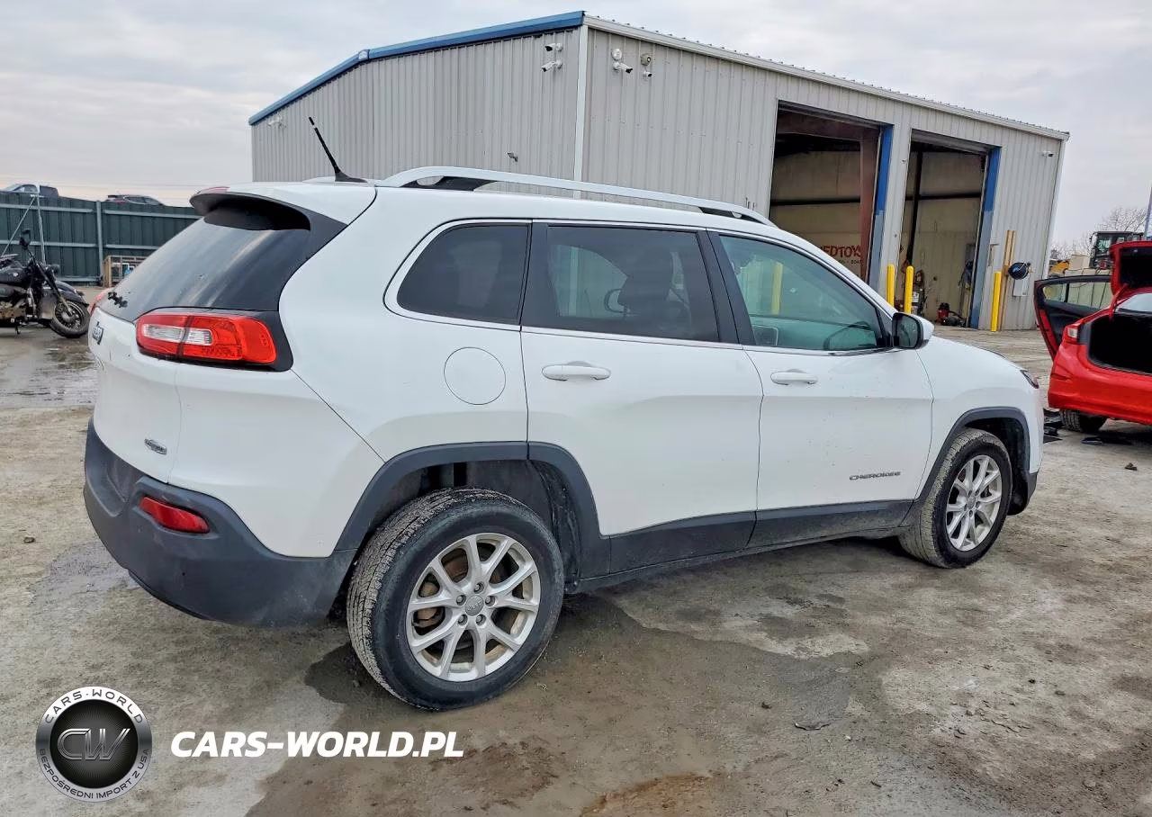 2015 Jeep Cherokee Latitude VIN:1C4PJLCB8FW642921 - 3