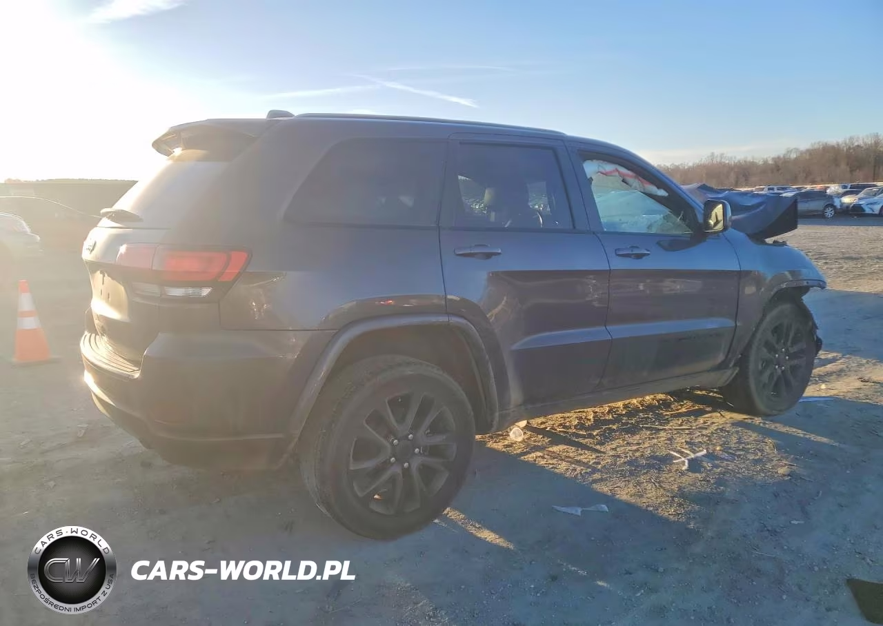 2020 Jeep Grand Cherokee Laredo VIN:1C4RJEAG5LC318261 - 3