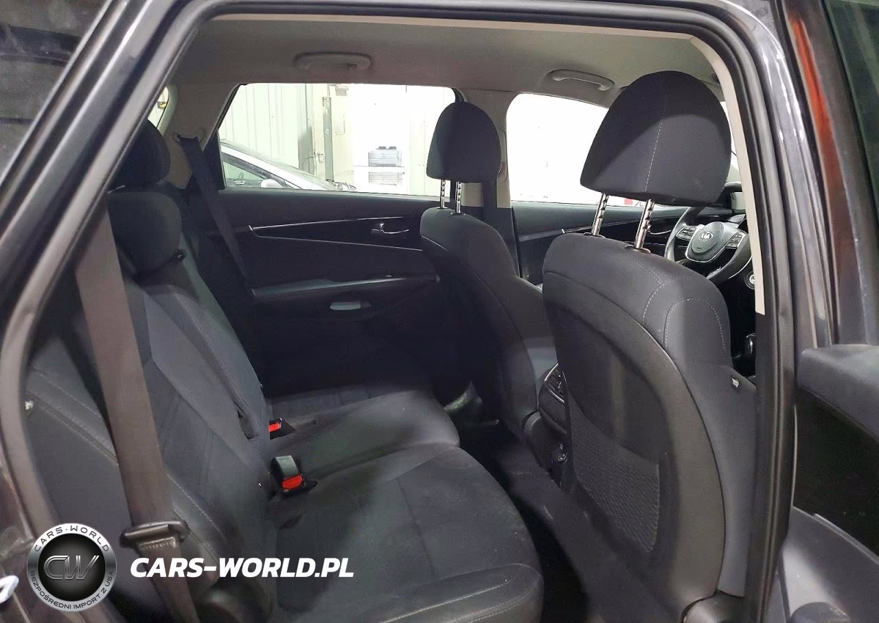 2019 Kia Sorento L VIN:5XYPG4A37KG516332 - 11