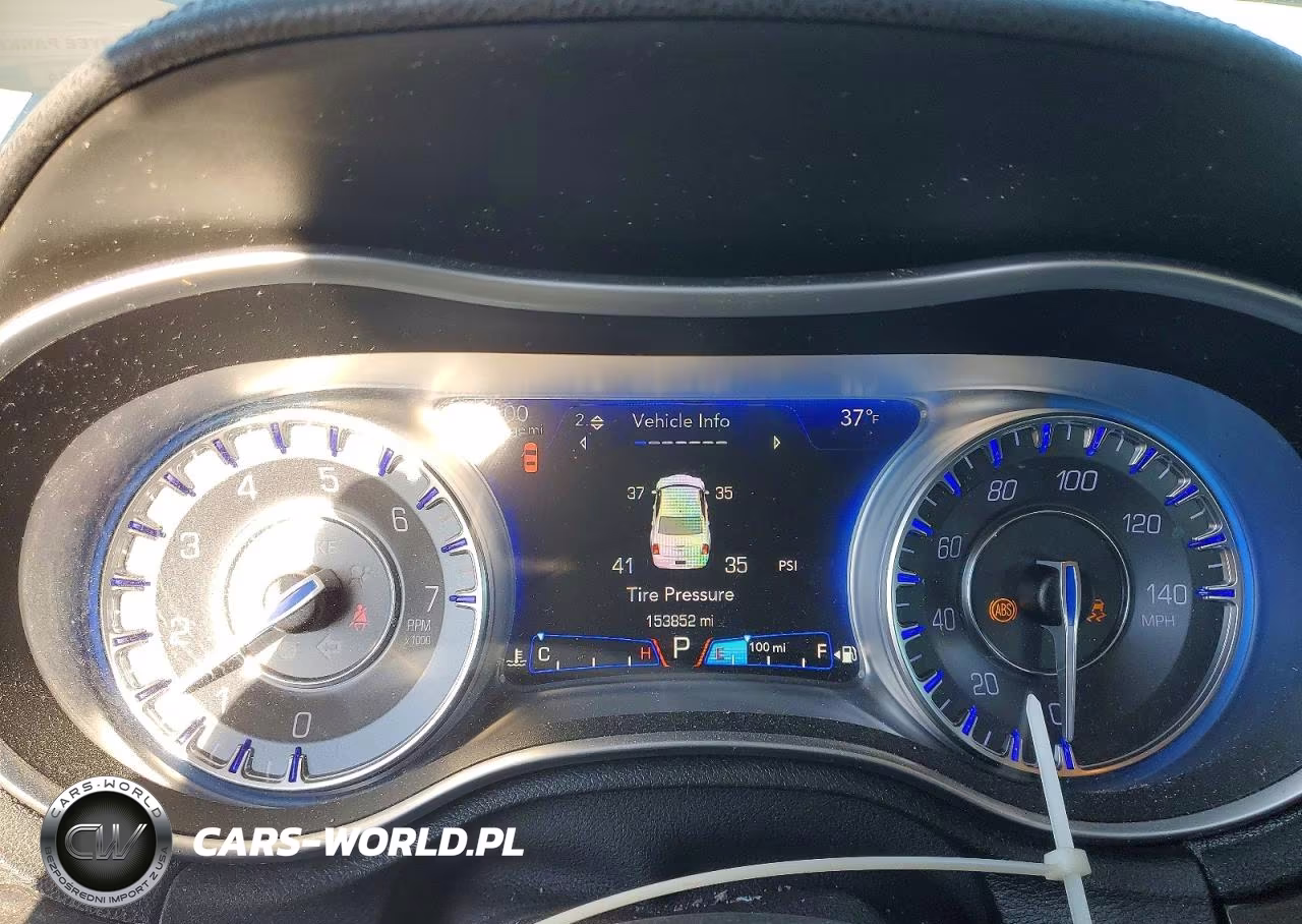 2015 Chrysler 300 Limited VIN:2C3CCAAG2FH838190 - 9