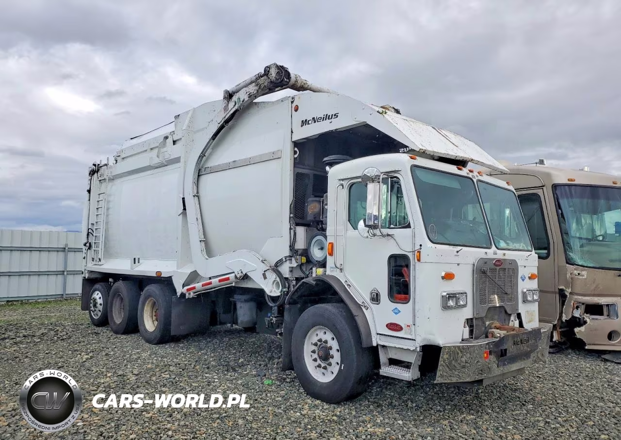 2013 Peterbilt 320 Refuse Truck