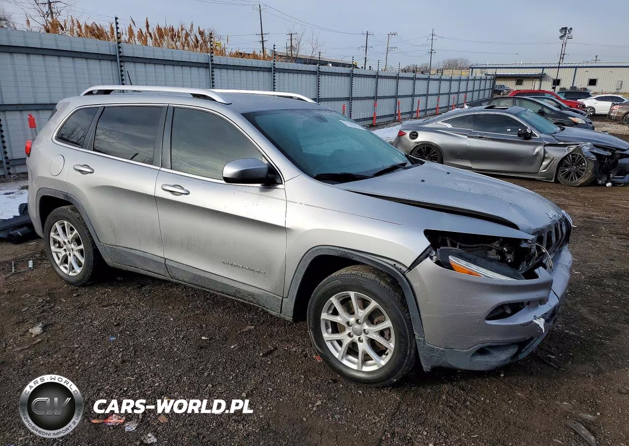 2015 Jeep Cherokee Latitude VIN:1C4PJLCB7FW643137 - 4