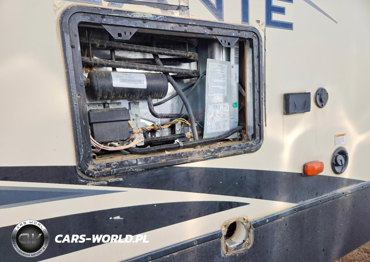 2019 Keystone Voltage Camper VIN:4YDT32S2XK6361165 - 9