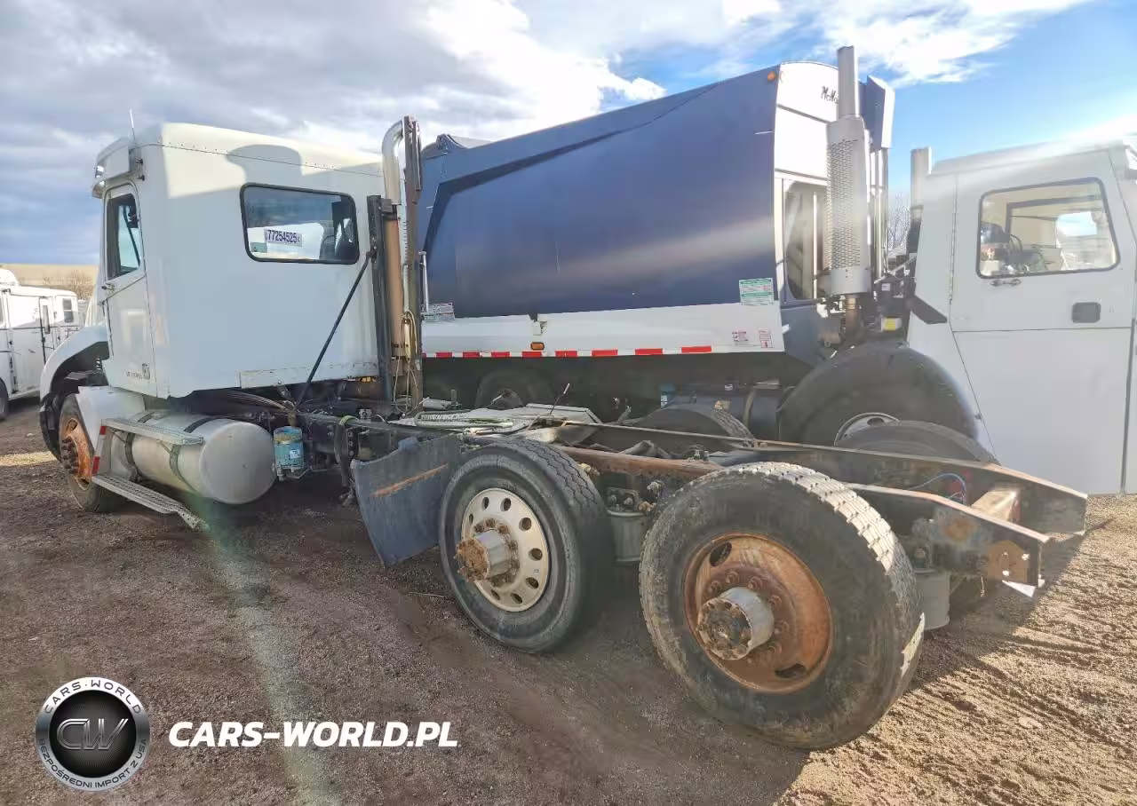 2000 Freightliner Conventional Truck Cab And Chassis VIN:1FUYSSEB5YLB74915 - 3