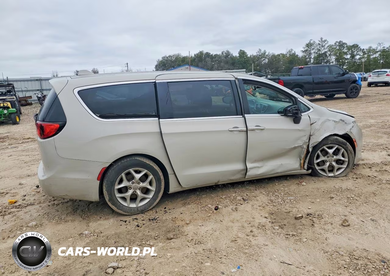 2017 Chrysler Pacifica Touring L VIN:2C4RC1BG0HR768254 - 3