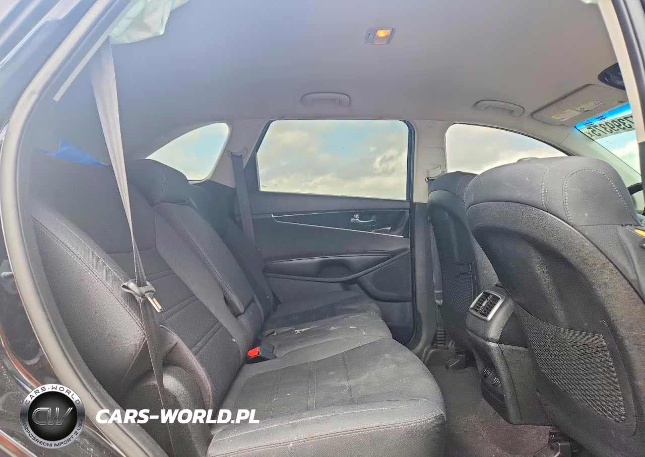 2019 Kia Sorento L VIN:5XYPGDA31KG560455 - 11