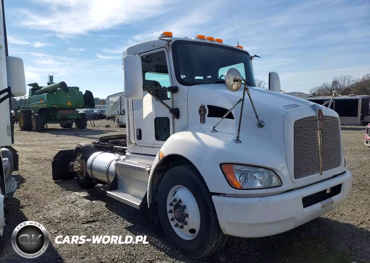 2016 Kenworth T300 Semi Truck