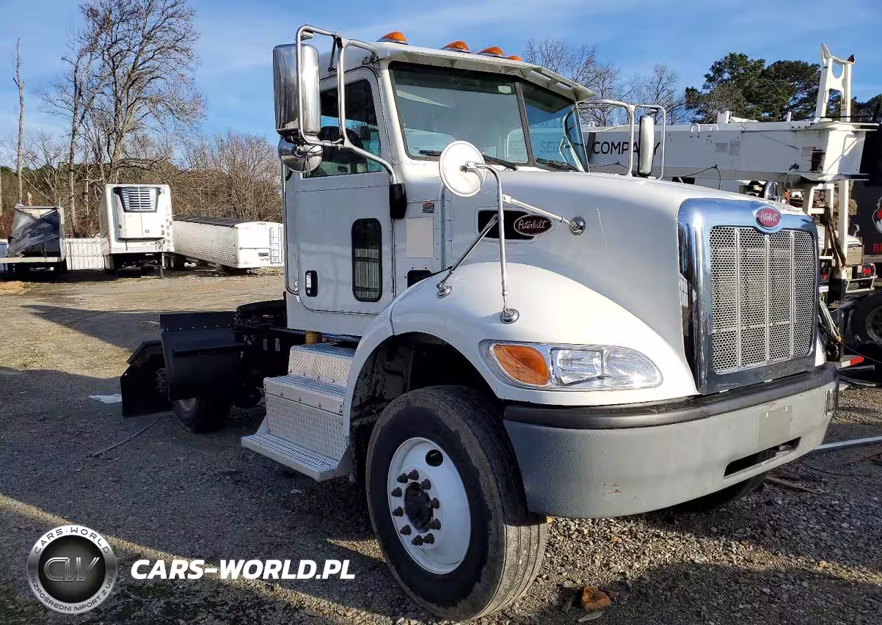 2016 Peterbilt 382 Semi Truck
