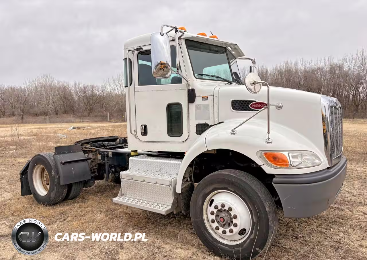 2017 Peterbilt 348 Semi Truck