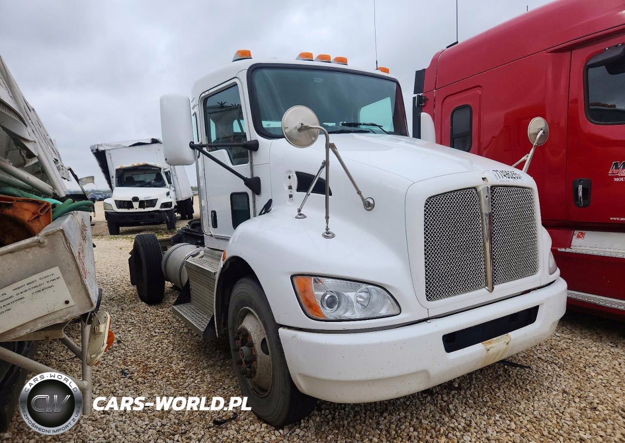 2015 Kenworth T300 Semi Truck